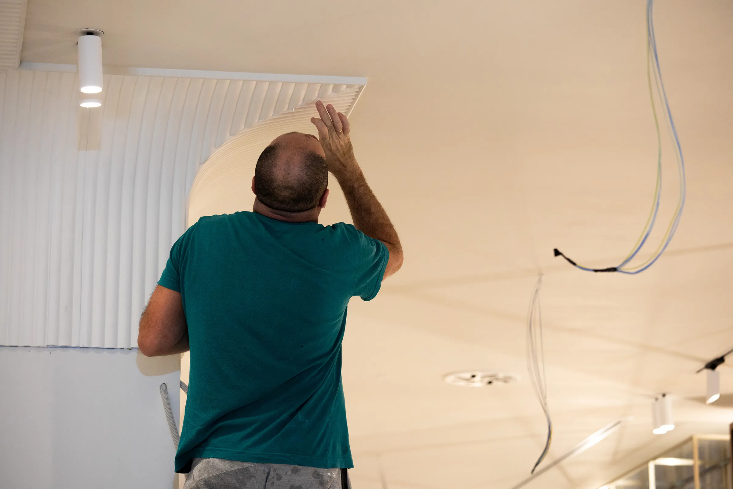 Installation of the ceiling mouldings