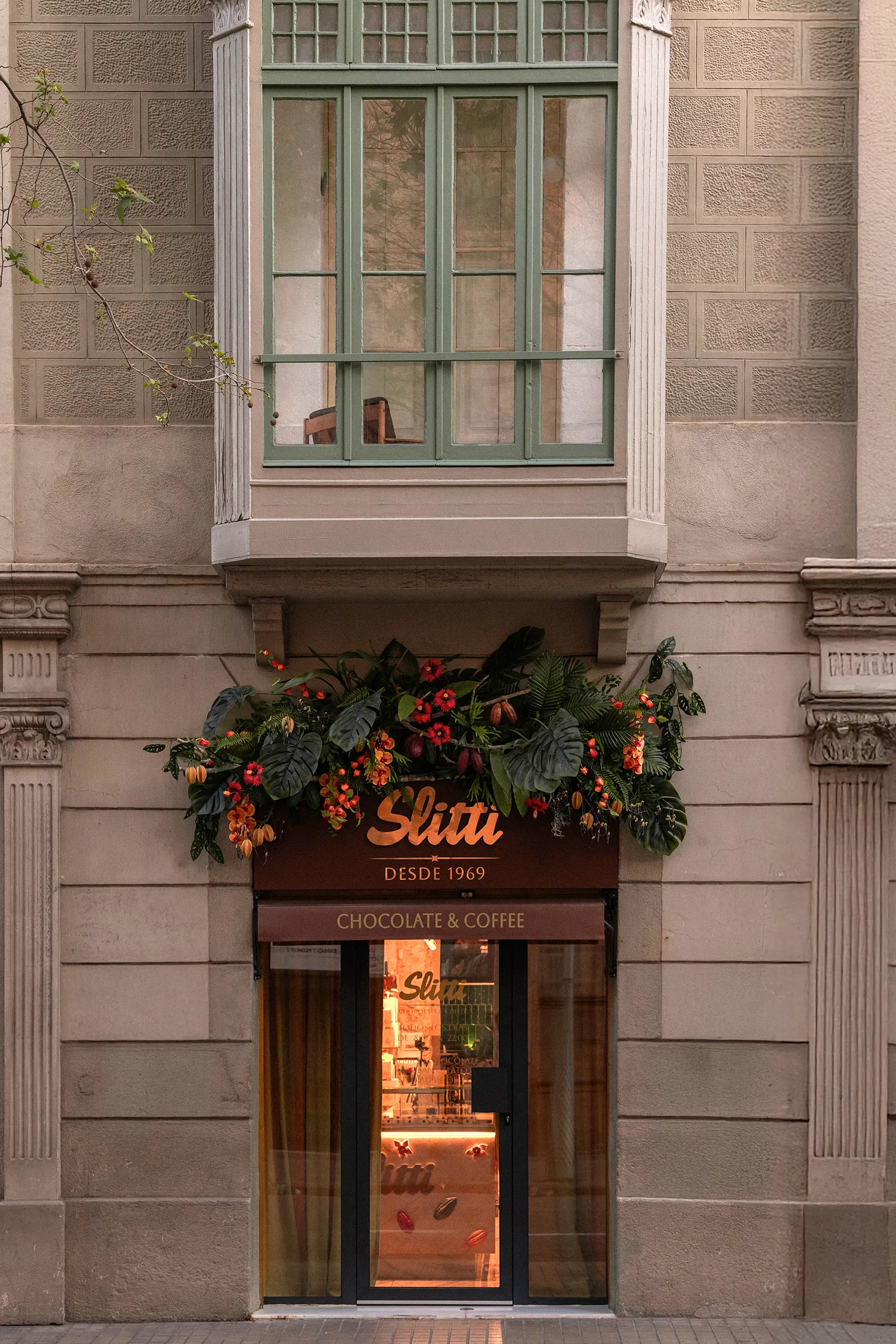 Street entrance of Slitti, next to Casa Milà